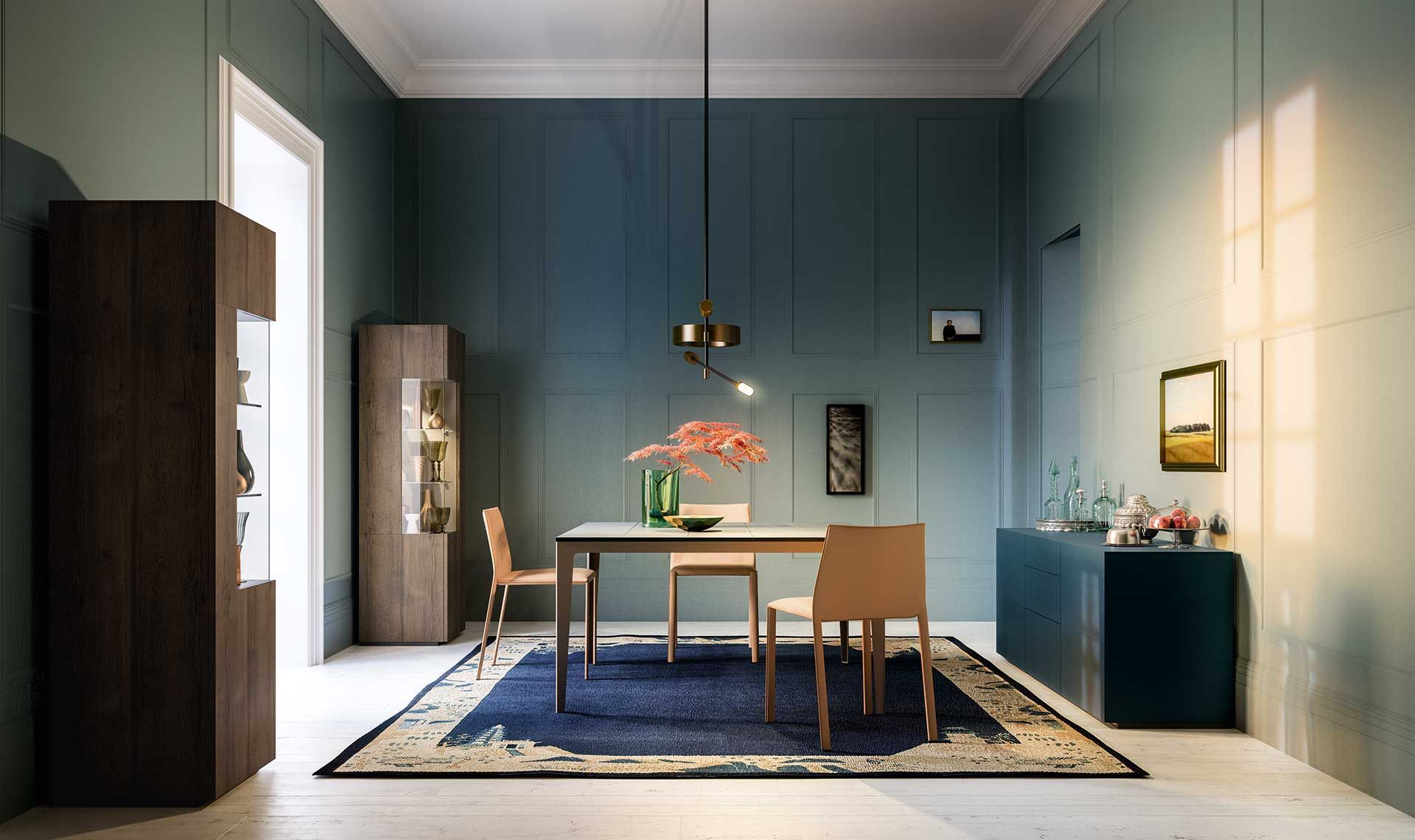 Una sala da pranzo con pareti blu-verdi. Un tavolo con sedie è disposto su un tappeto blu. Una vetrina si trova nell'angolo.