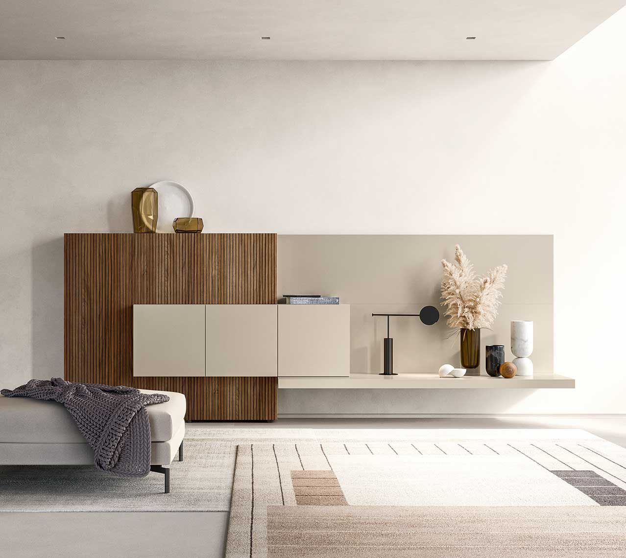 Soggiorno moderno nei toni del beige e del legno. Mensole sospese con decorazioni, divano e tappeto a fantasia.