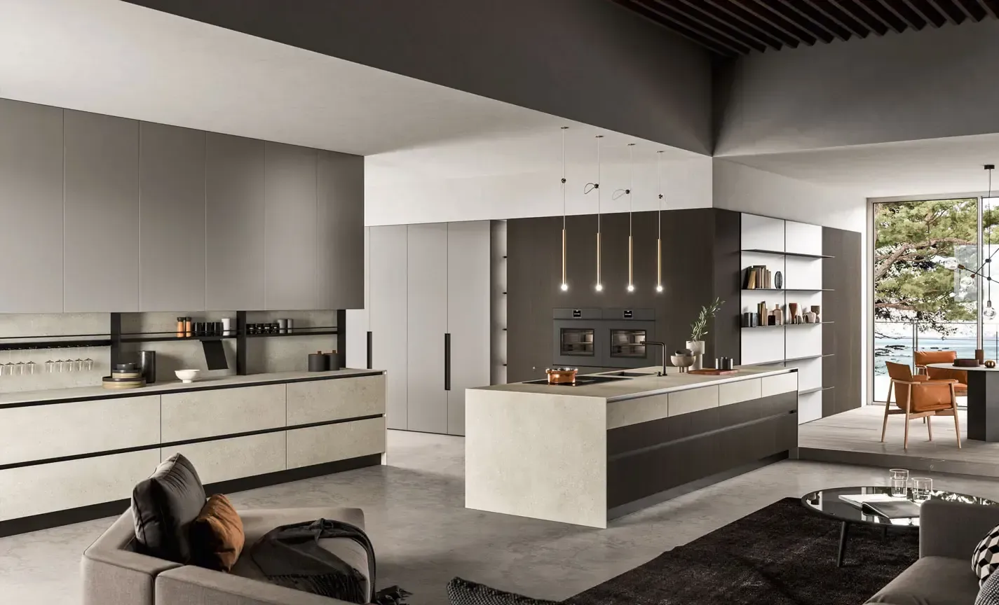 Cucina e soggiorno moderni, grigi e beige, con isola e ampia finestra.