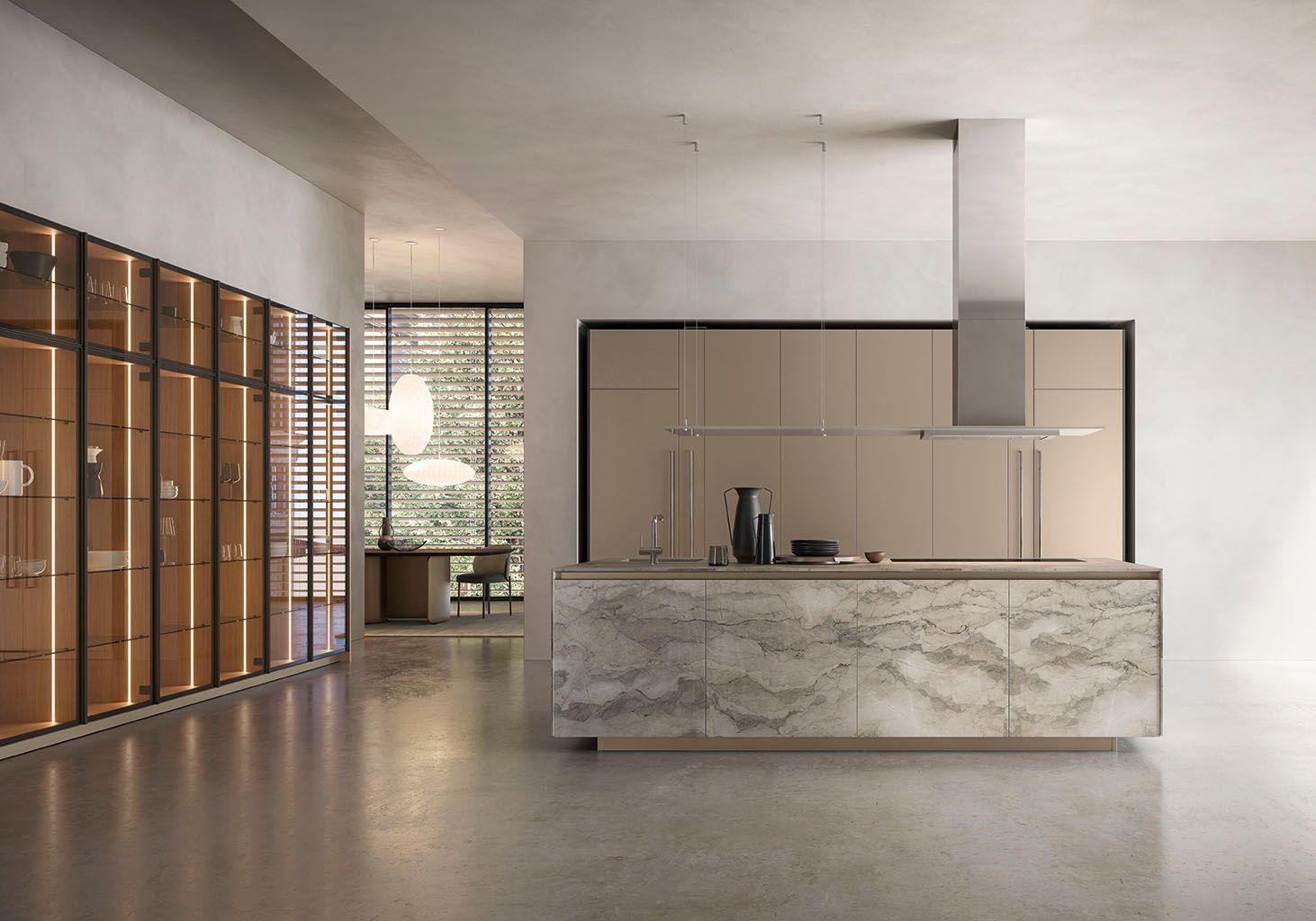 Cucina moderna con isola in marmo, mobili color cuoio e vetrine con ante in vetro.