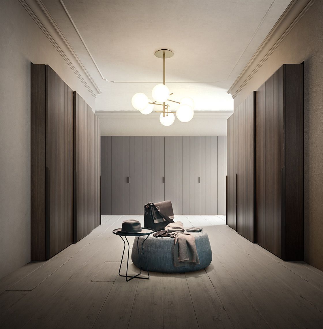 Cabina armadio con armadi in legno scuro, un pouf blu e una lampada sferica.