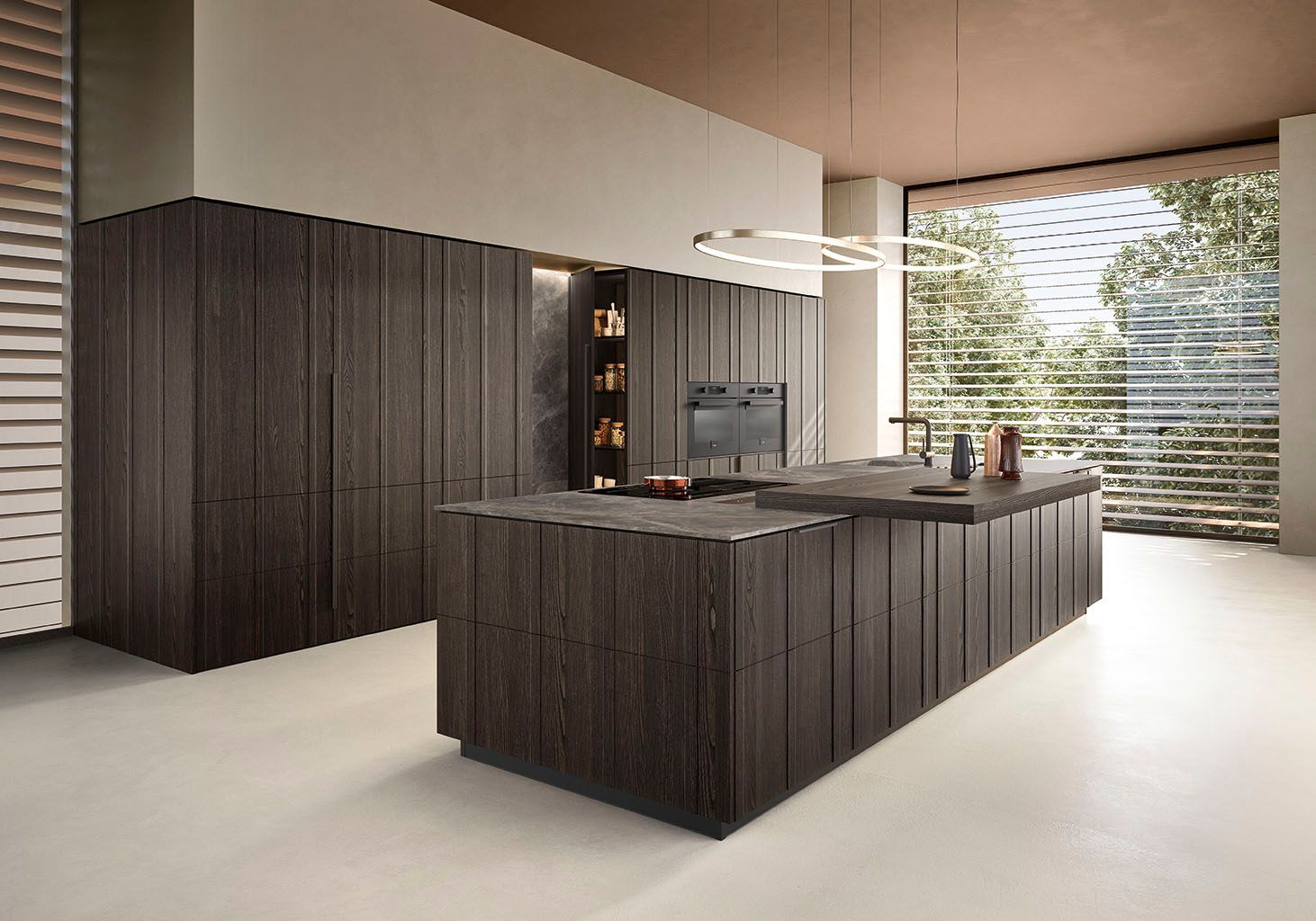 Cucina moderna con mobili e isola in legno scuro; grande finestra con alberi.