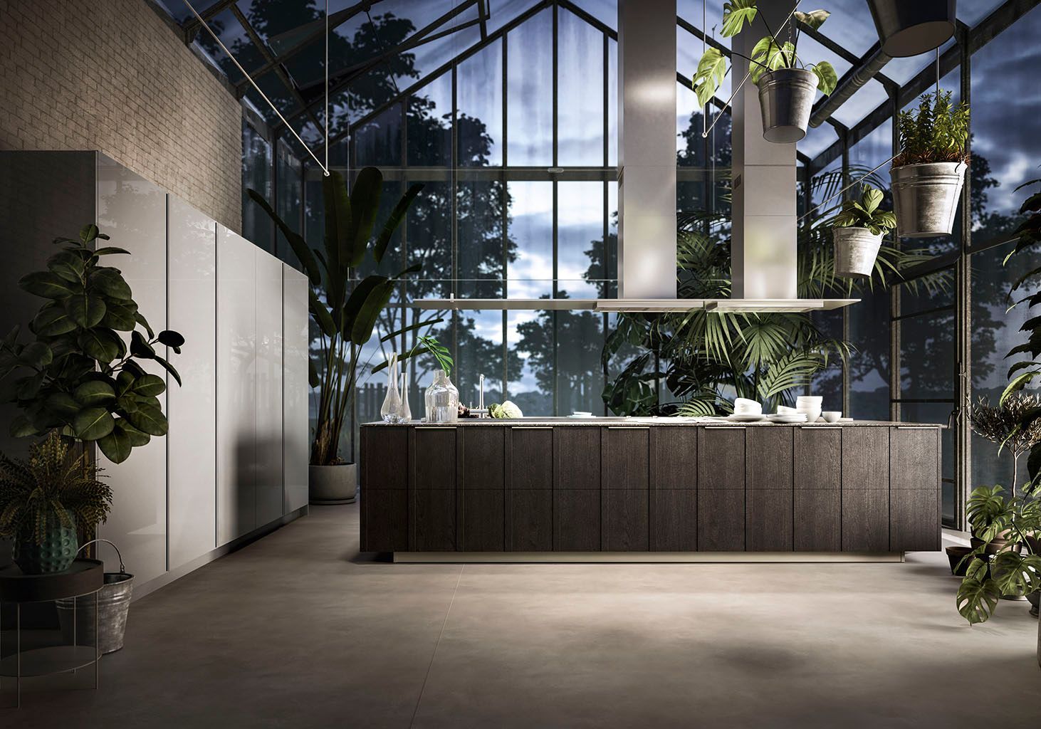 Cucina moderna all'interno di una serra; mobili scuri, verde, ampie finestre, cappa in acciaio inossidabile.