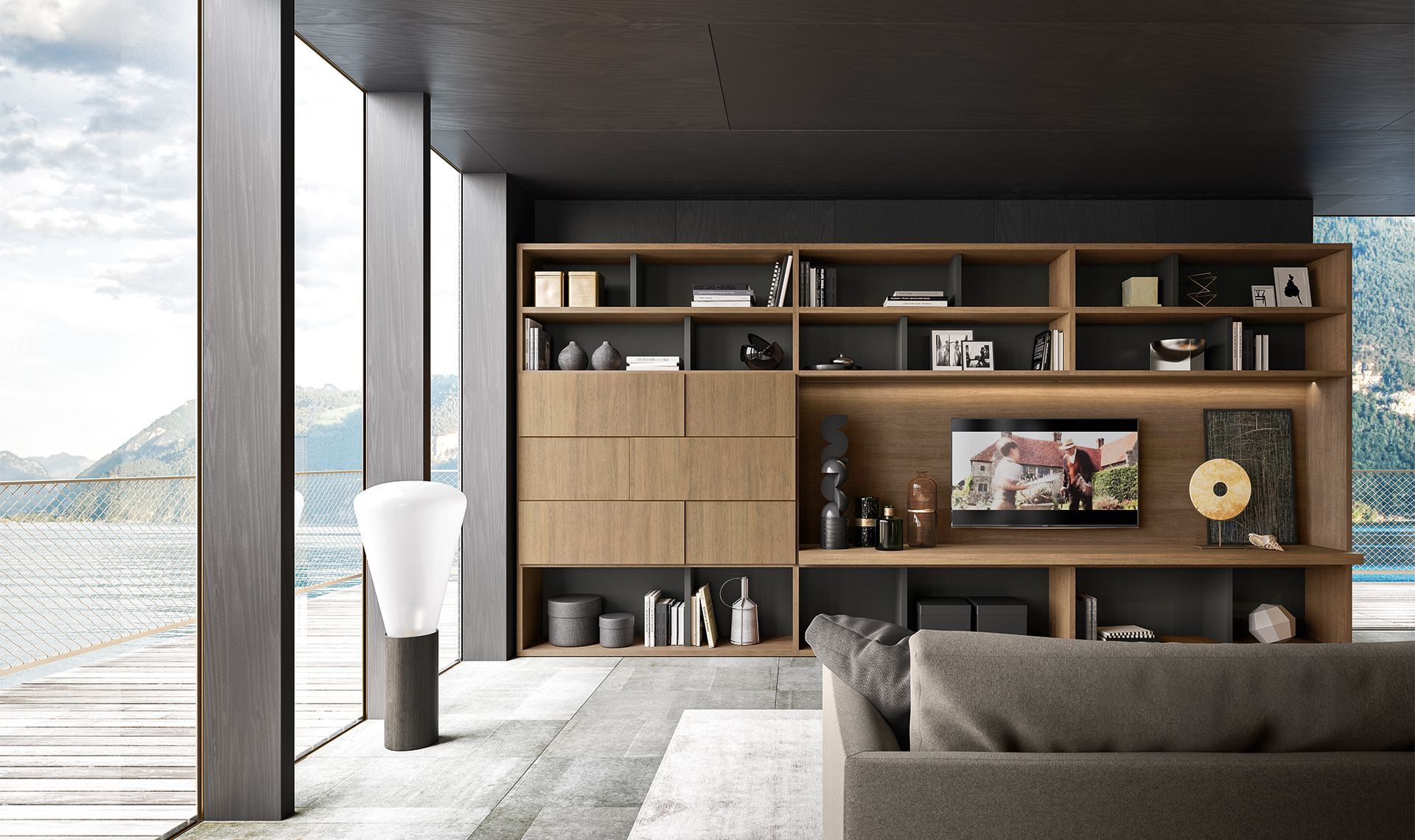 Soggiorno moderno con scaffali in legno, TV e ampia finestra con vista sul lago.