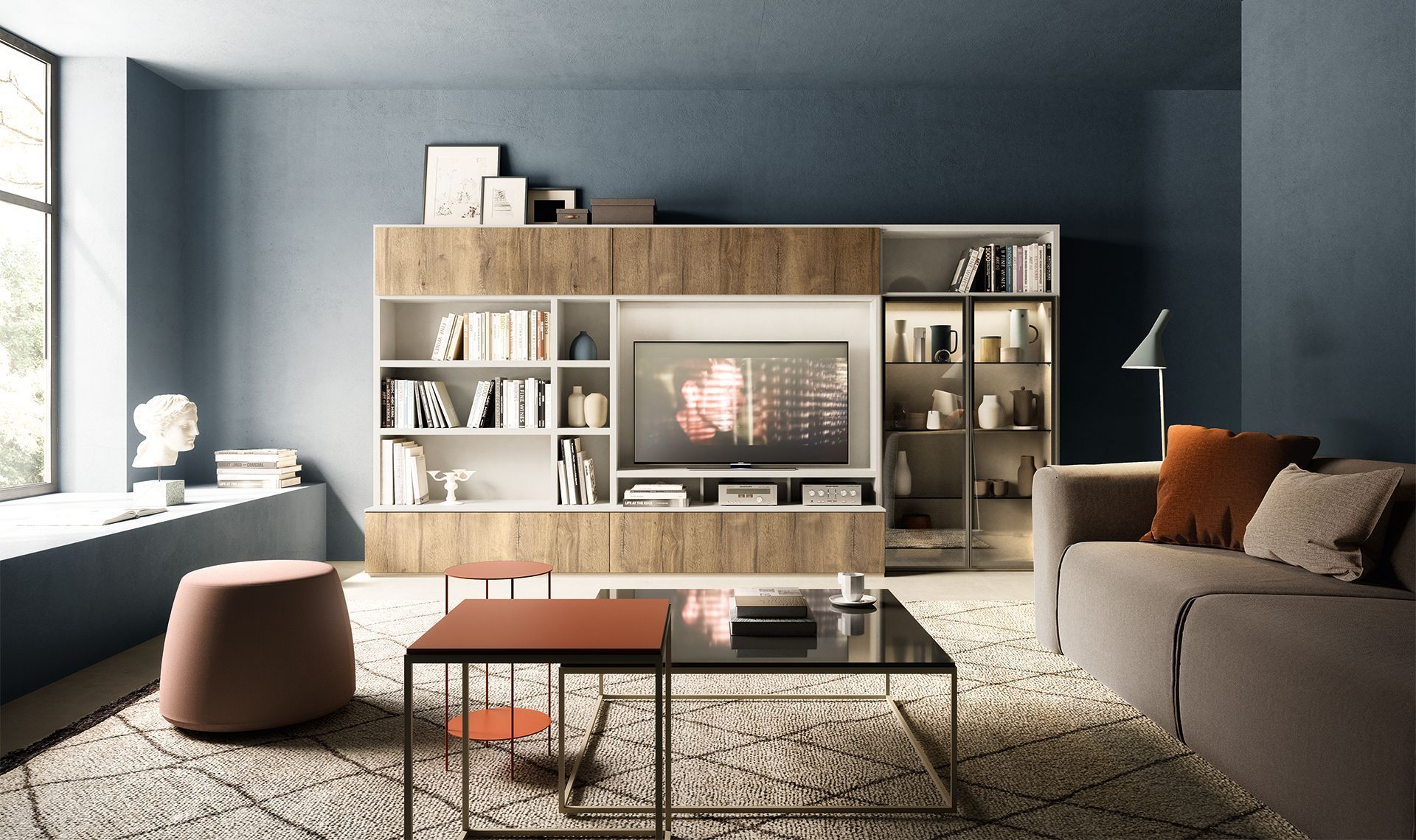 Soggiorno con una grande TV, mobili in legno, divano grigio e un tappeto. Pareti blu.