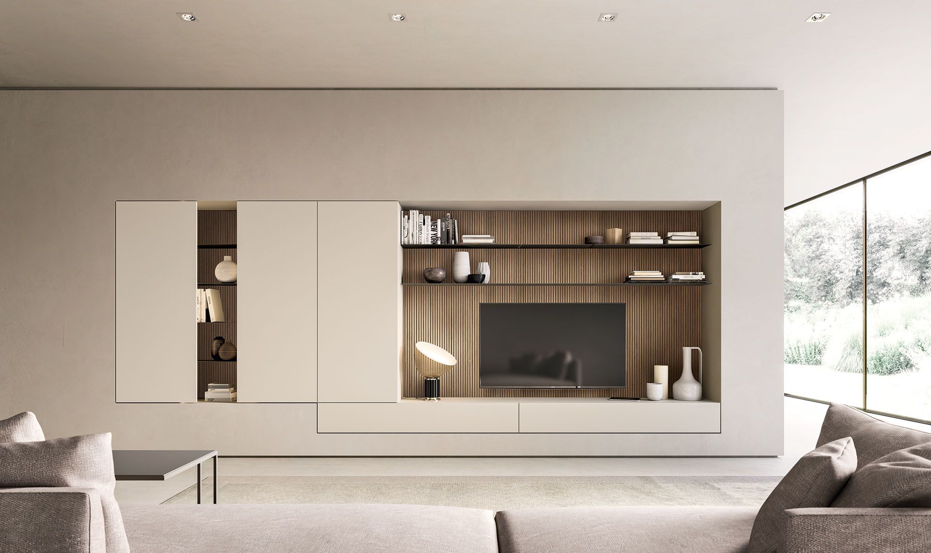 Soggiorno con centro di intrattenimento integrato, armadi, TV, scaffali, pannelli in legno e una grande finestra.