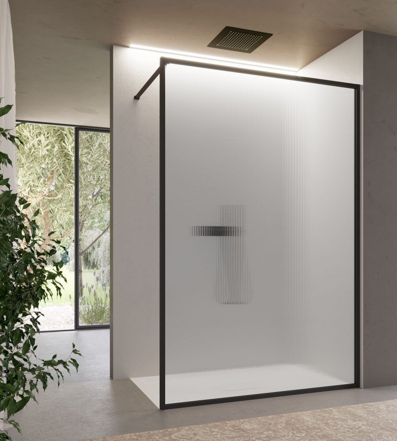 Box doccia con telaio nero e vetro satinato, in un bagno moderno con luce naturale.