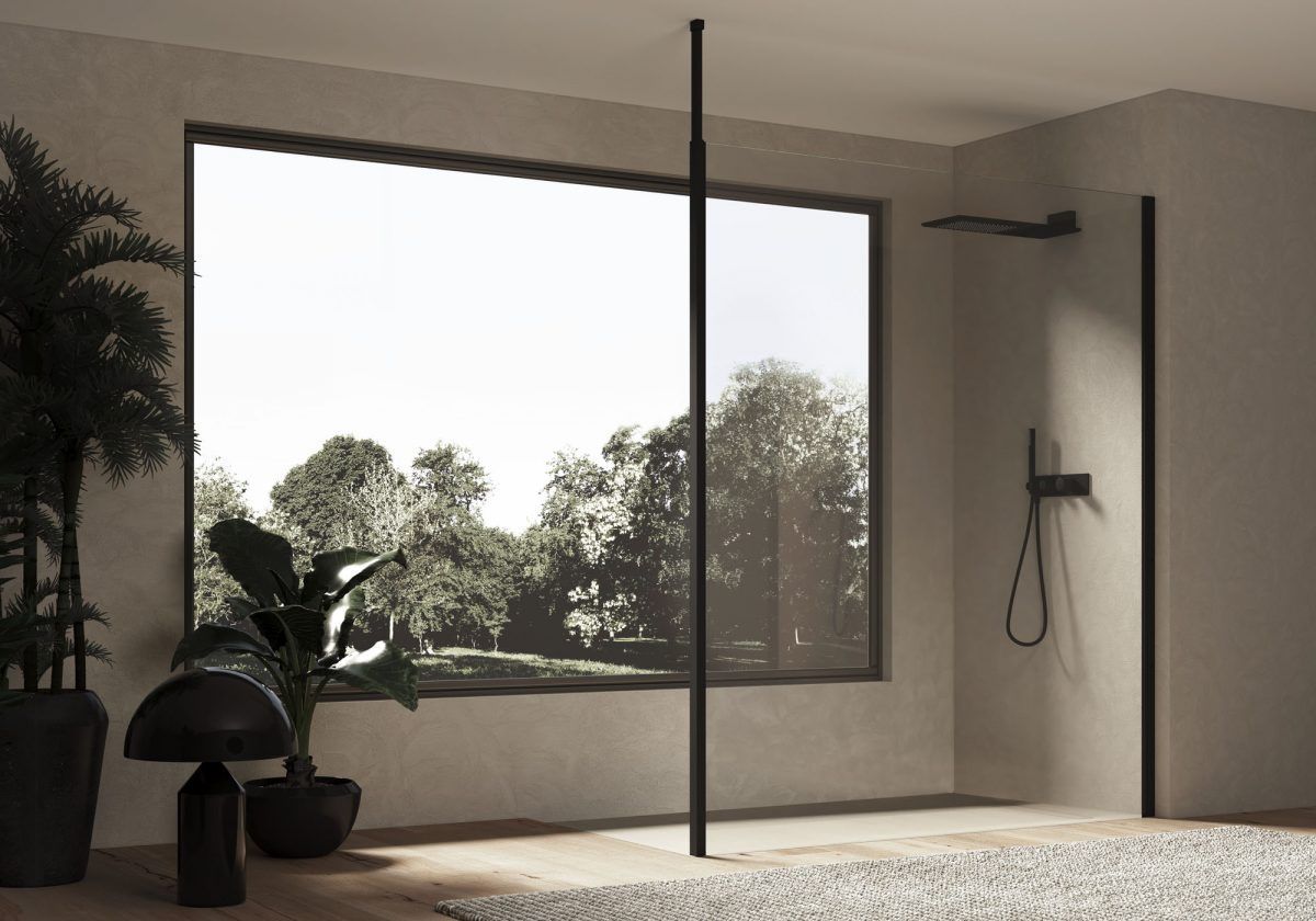 Bagno moderno con box doccia in vetro, ampia finestra e sanitari neri.
