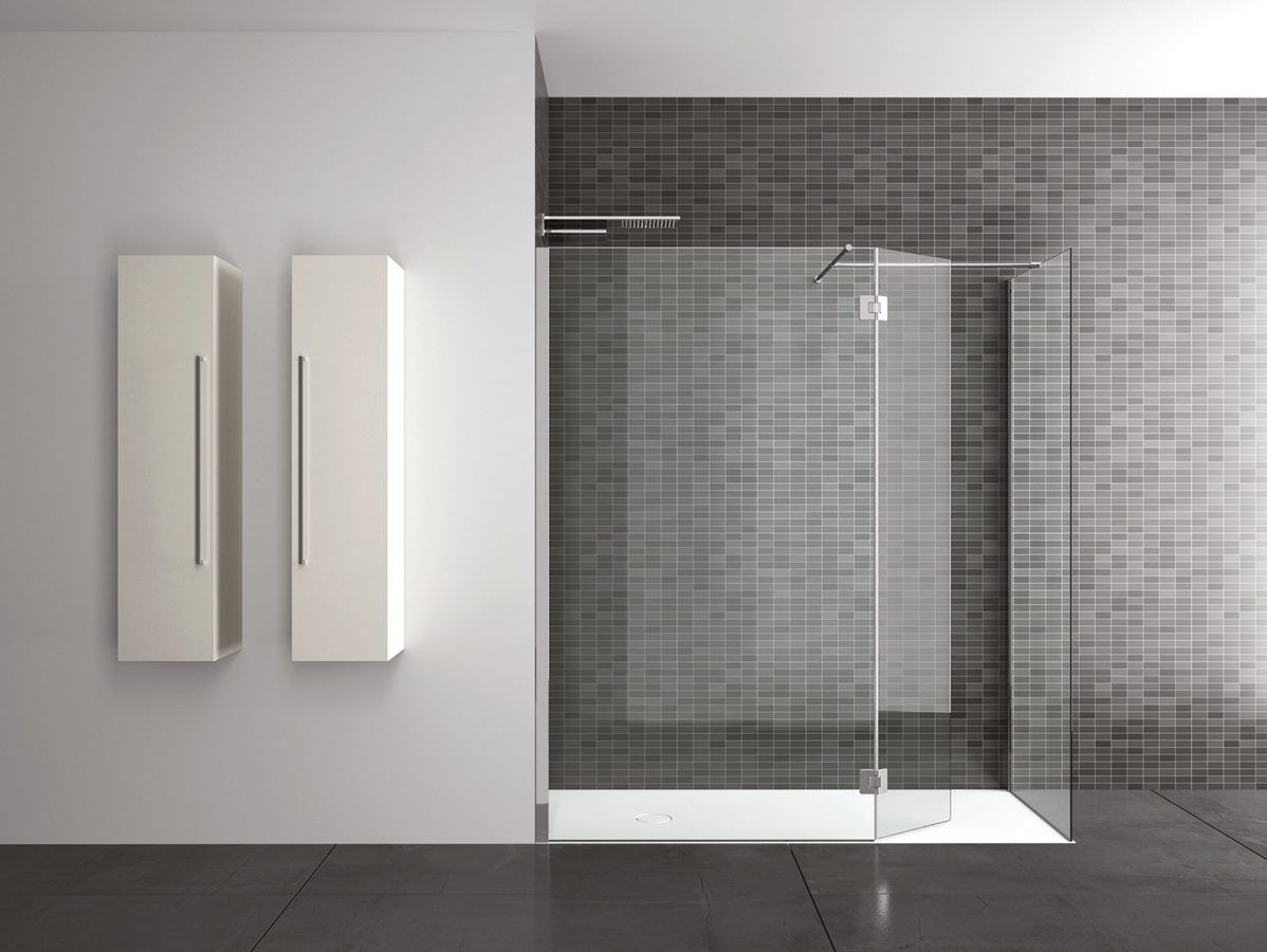 Bagno moderno con doccia in vetro, parete piastrellata grigia, mobili bianchi e pavimento scuro.