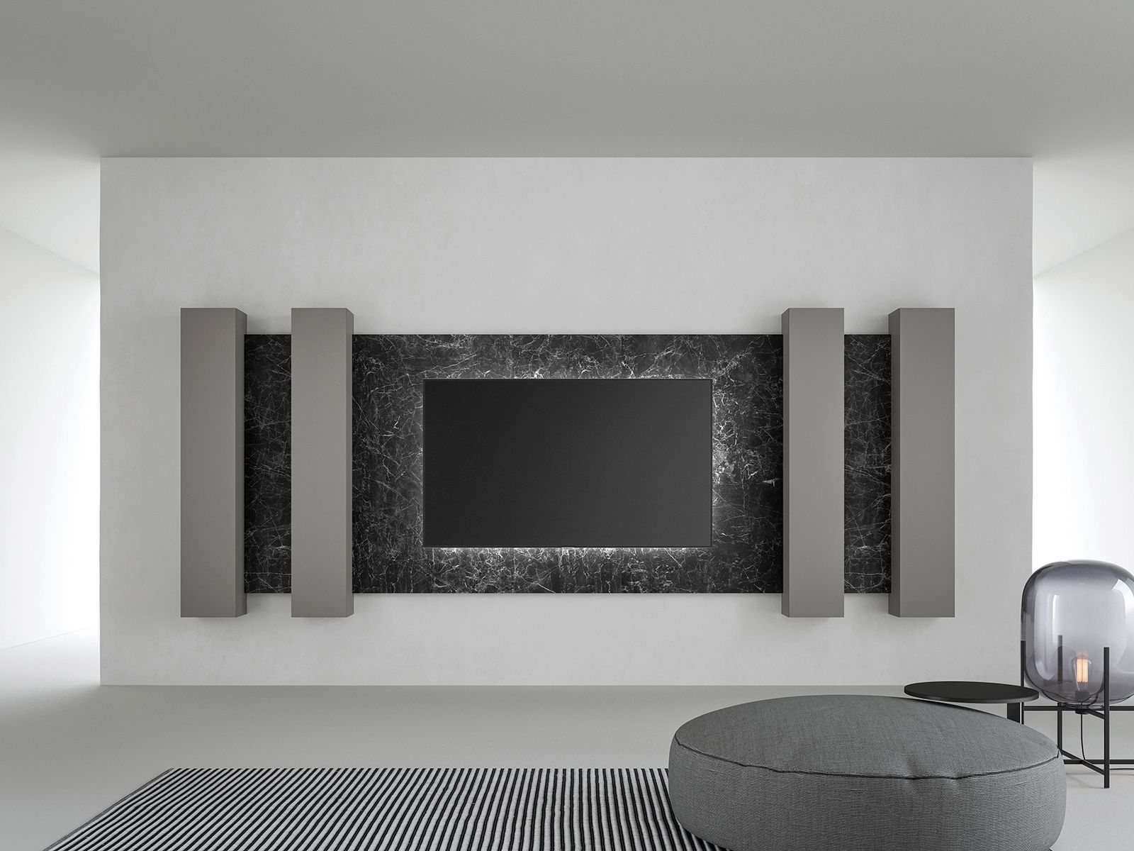 Soggiorno moderno con una grande TV montata su una parete decorativa in marmo nero, dettagli grigi e un tappeto a righe.
