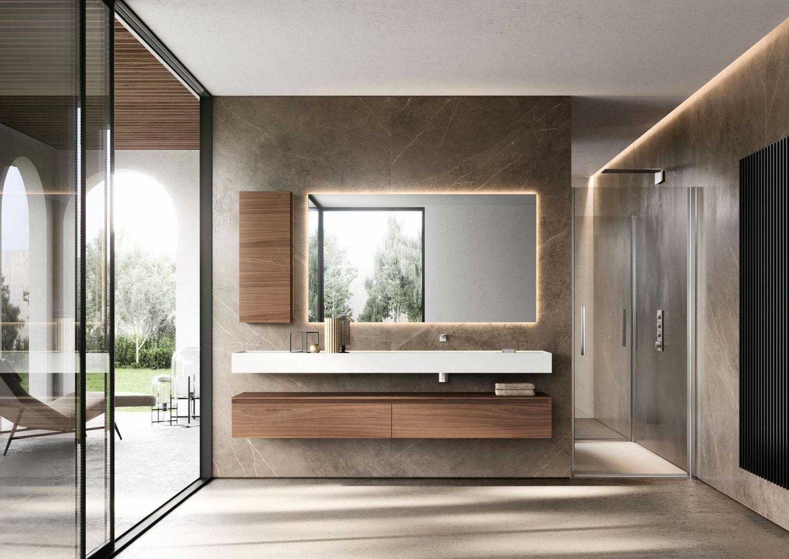 Bagno moderno con mobili in legno, grande specchio e porte in vetro che si aprono su un patio.
