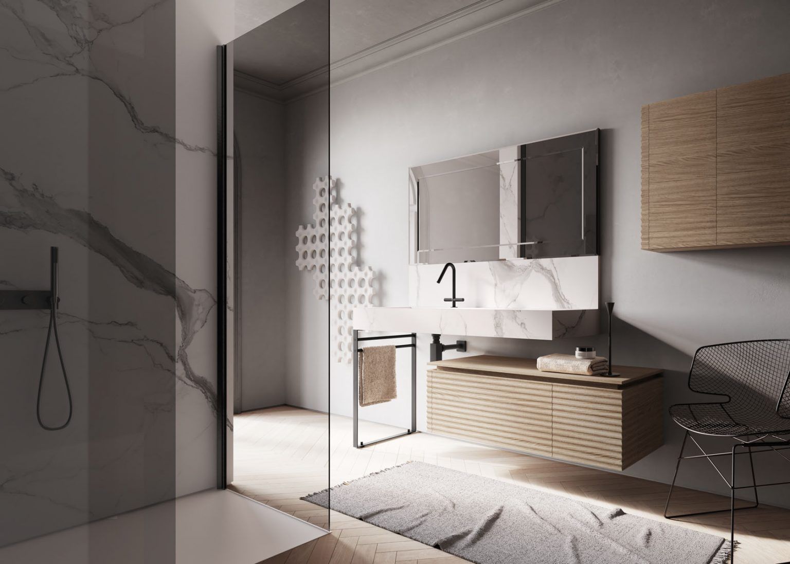 Bagno moderno con doccia in marmo, mobile lavabo sospeso, specchio e dettagli in legno.