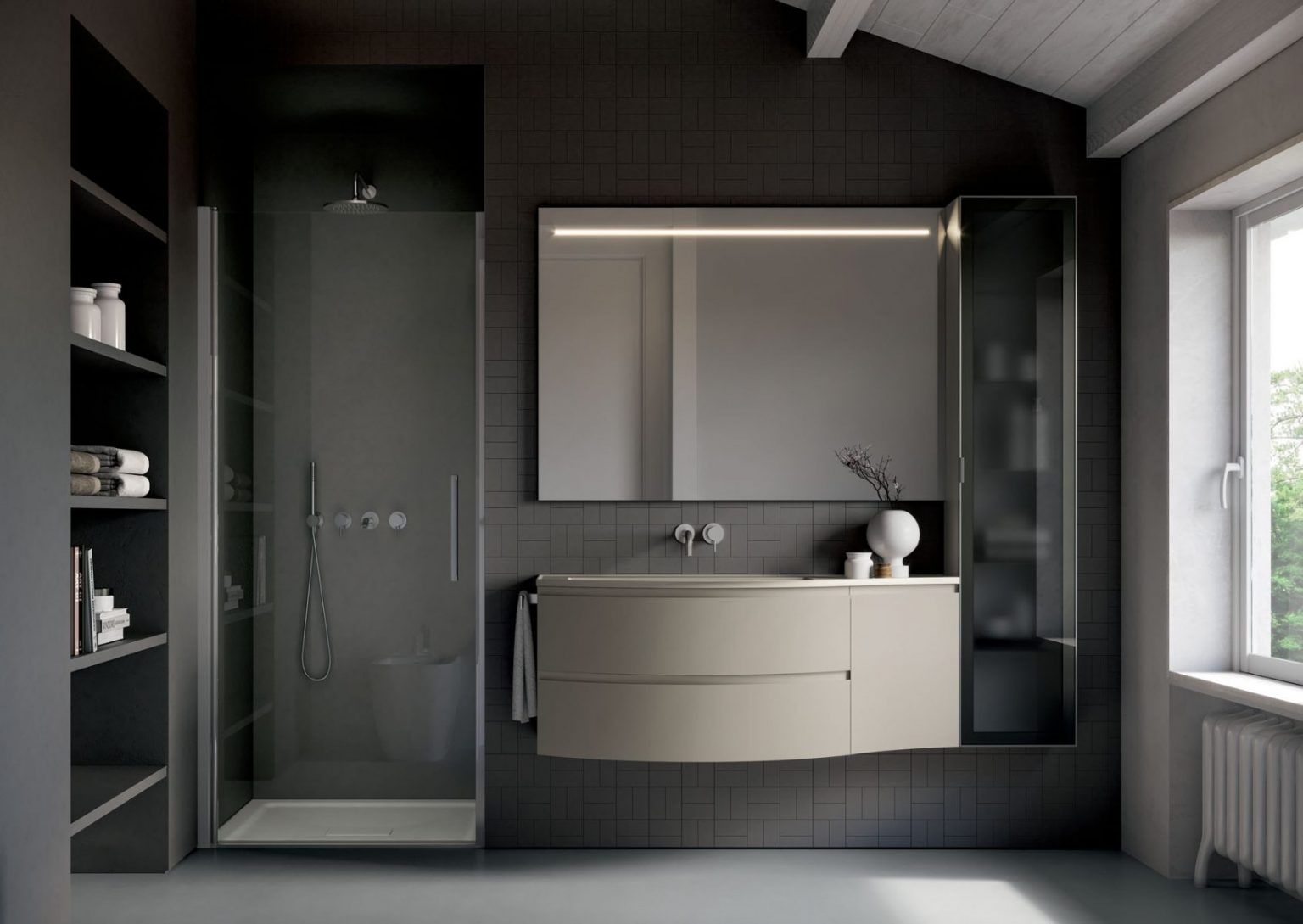 Bagno moderno con doccia, mobile lavabo e ripiani a vista. Pareti grigie, mobile lavabo beige, grande specchio.