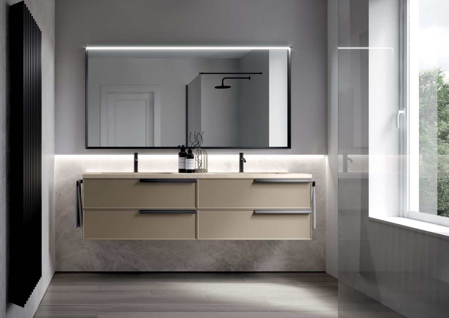 Bagno moderno con mobile lavabo sospeso, grande specchio e doccia visibile attraverso il vetro.