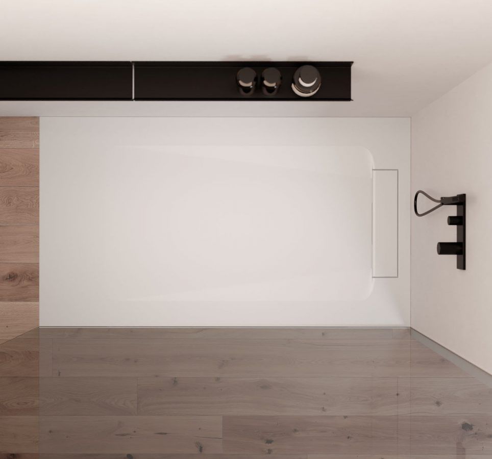 Bagno moderno con doccia bianca, pavimenti in legno, mensole e accessori neri.