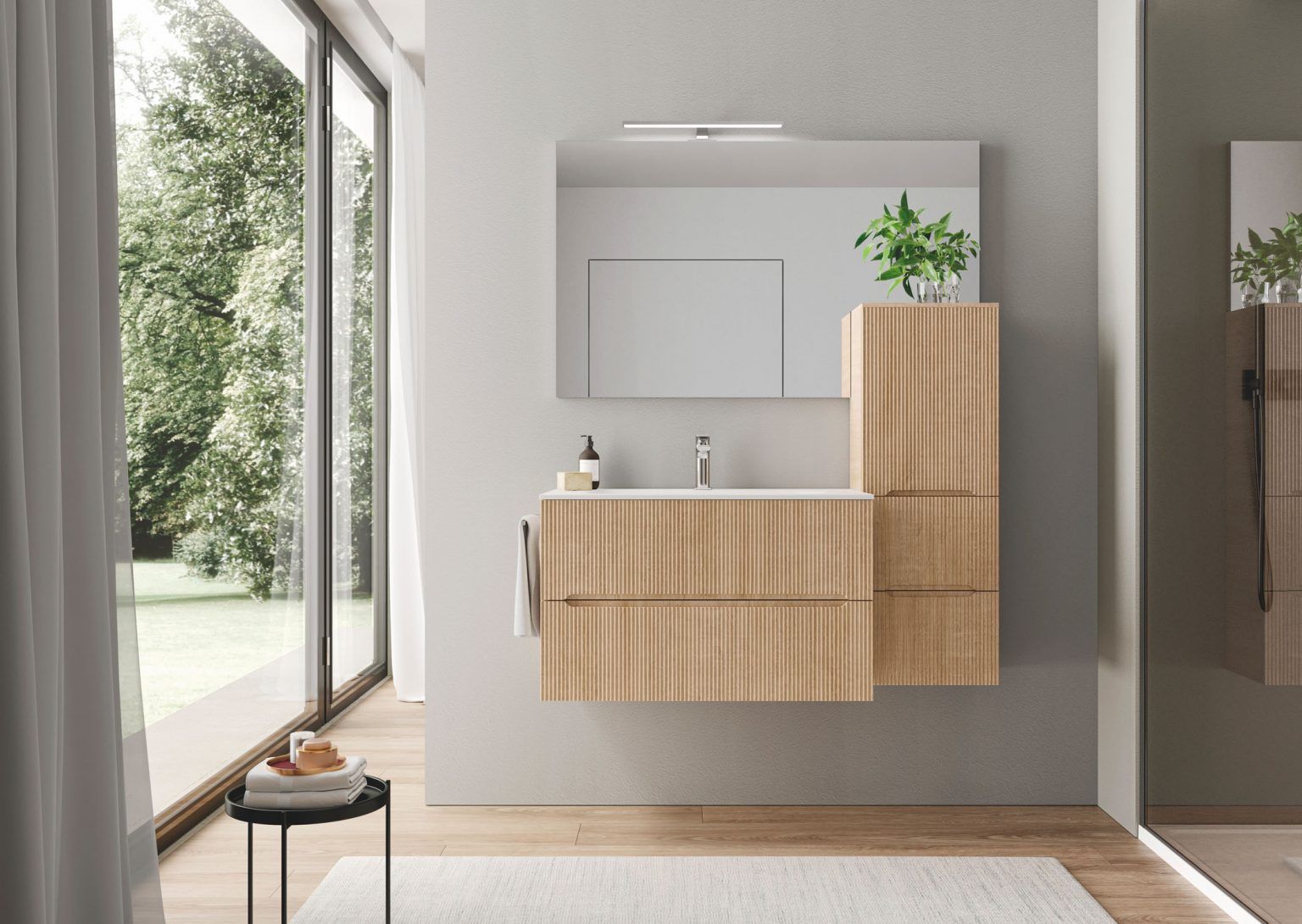 Bagno con mobiletto sospeso in legno, grande specchio e mobiletto laterale. Pareti, tappeto e finestra bianchi.