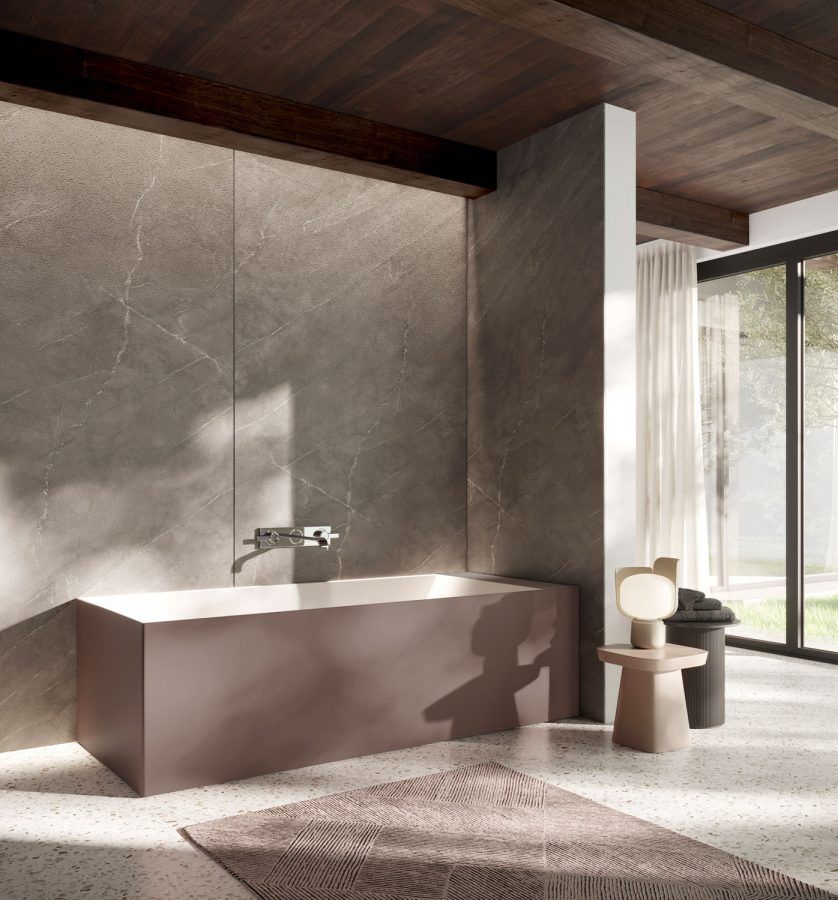 Bagno moderno con vasca marrone, pareti grigie e soffitto in legno.