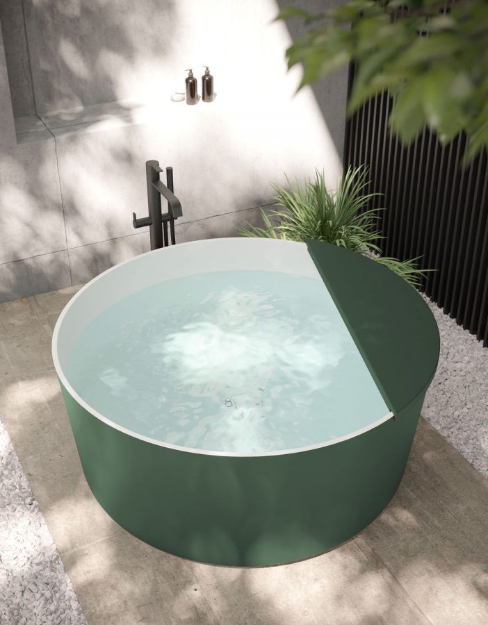 Vasca da bagno rotonda verde da esterno piena d'acqua.