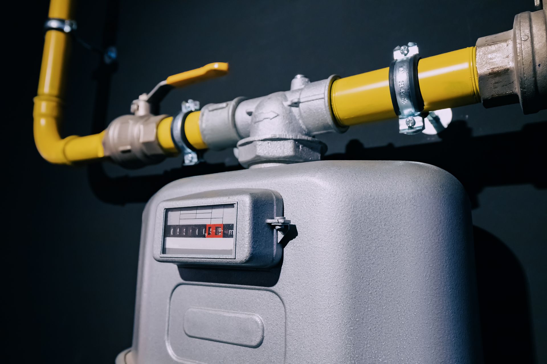 benzinaio con manicotto per carburante