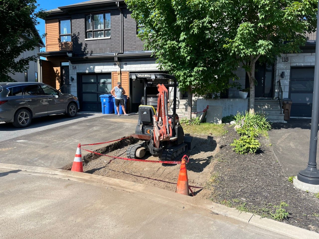 Mini-pelle creusant une tranchée
