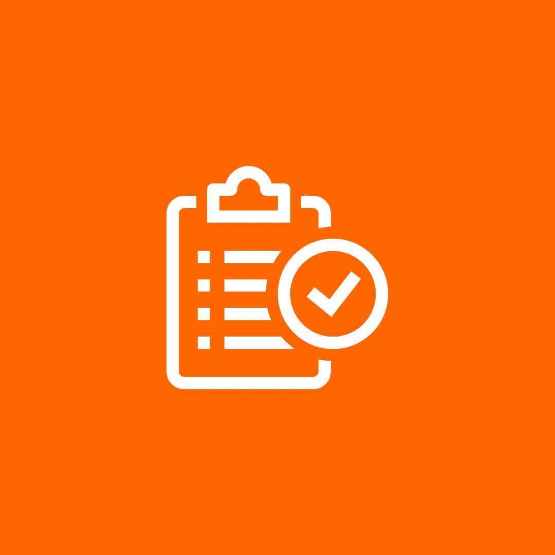 Liste de contrôle blanche avec une icône de coche sur fond orange.