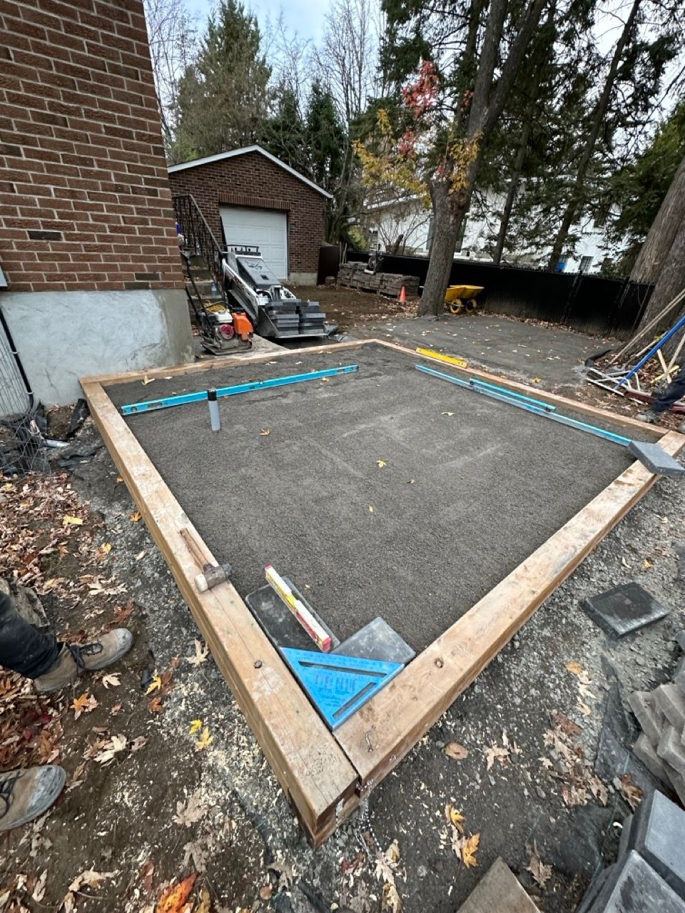 Chantier de construction avec ossature bois, rempli de gravier