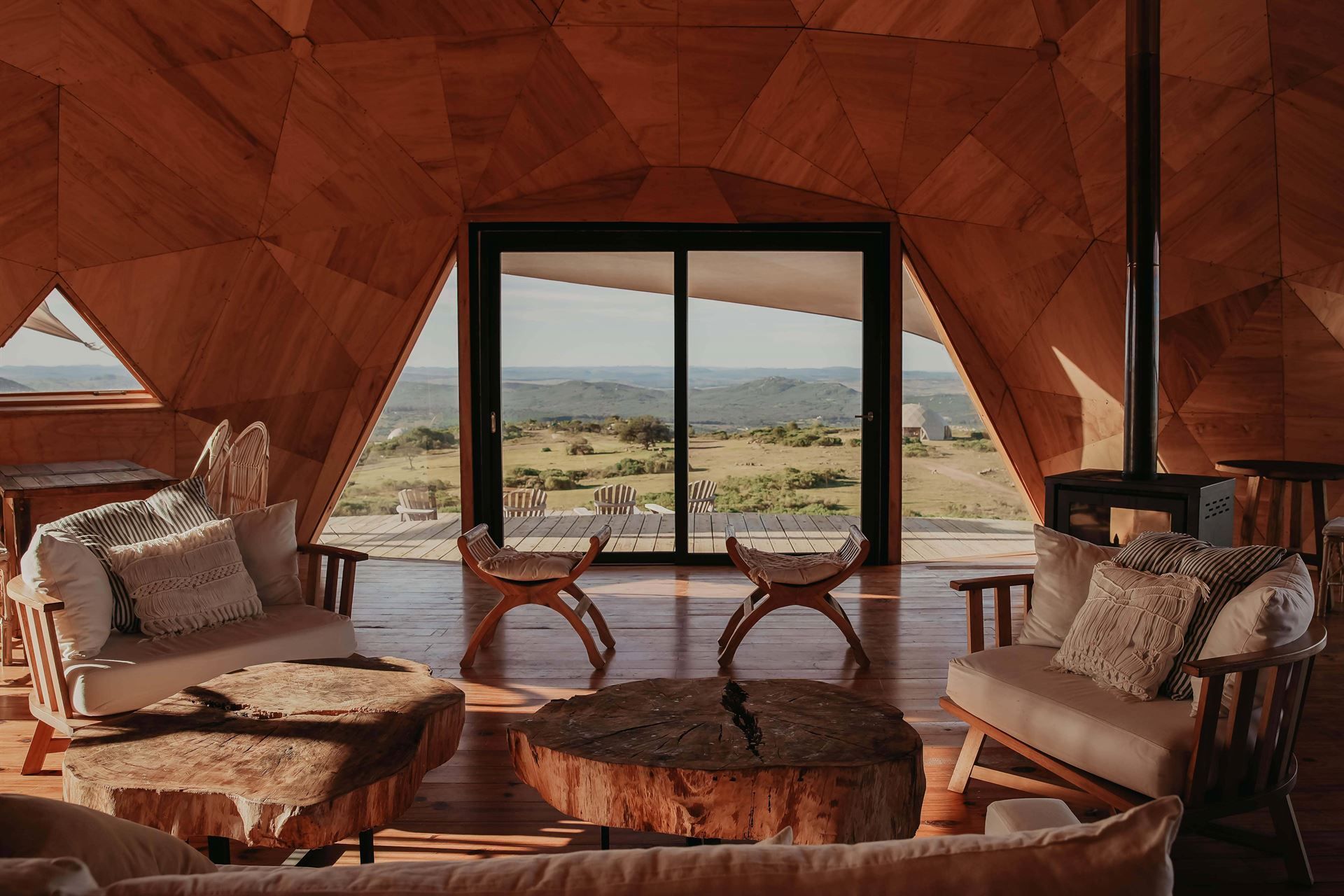 Un salón lleno de muebles y un gran ventanal.