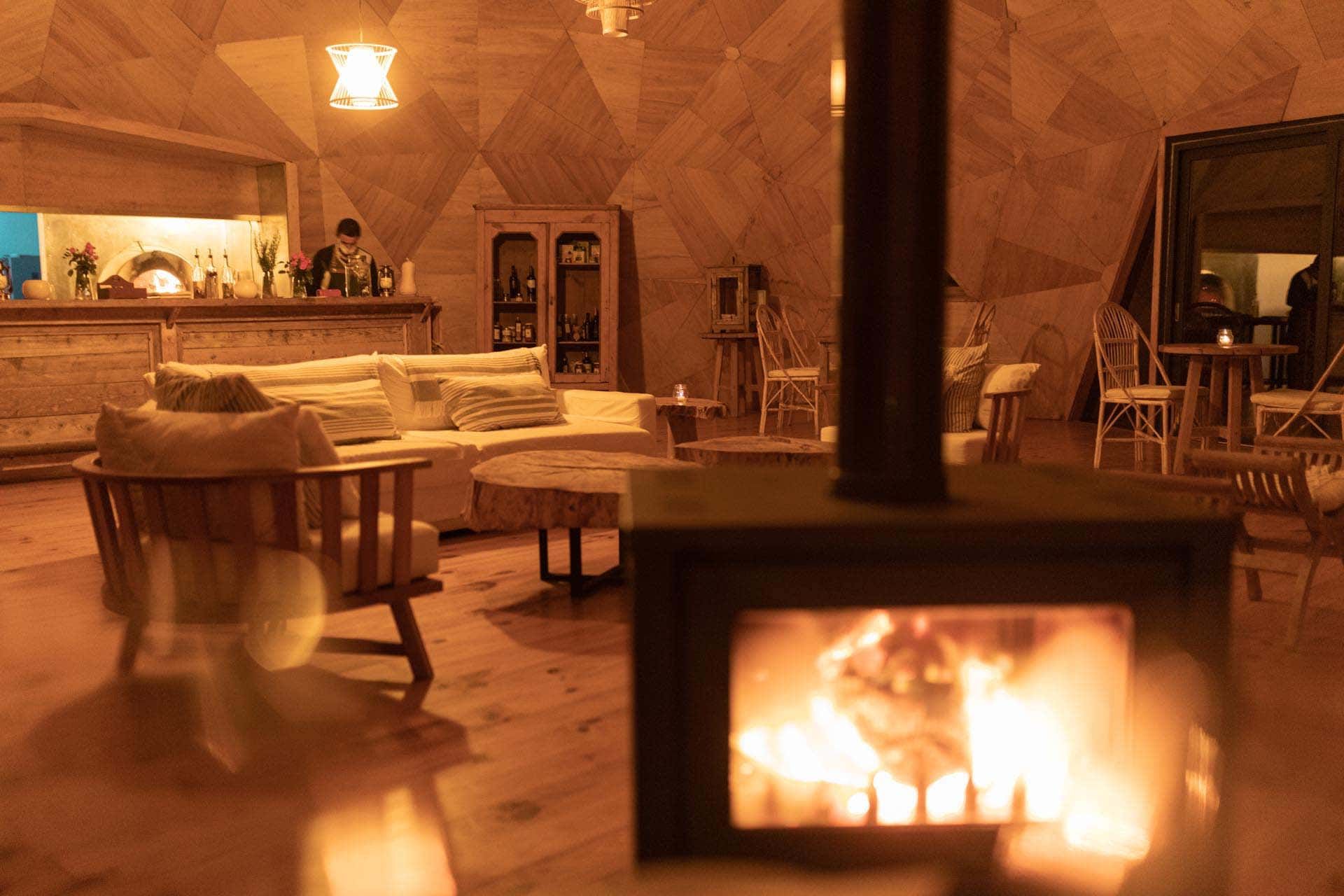 Hay una chimenea en medio de la habitación.