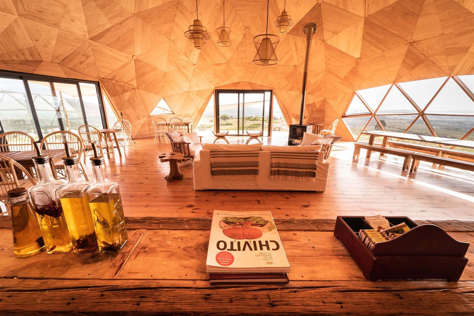 Hay un libro sobre una mesa de madera en una sala de estar.