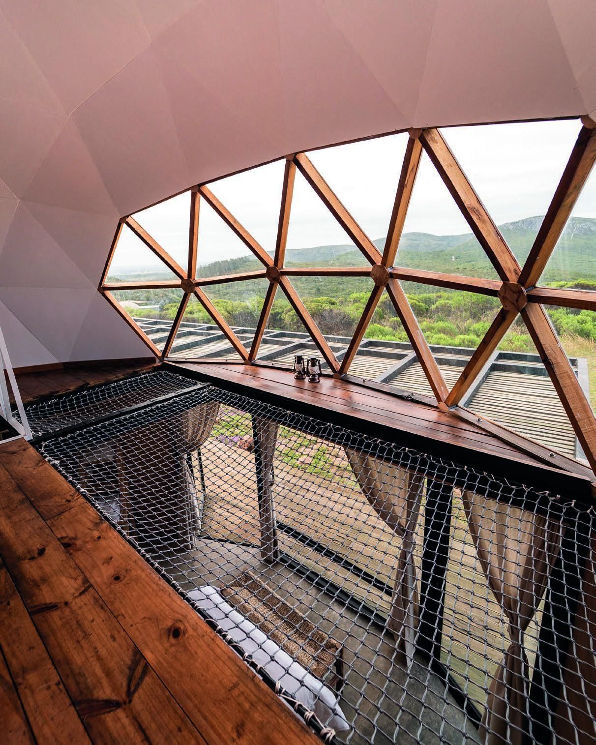 Hay una piscina en medio de la habitación.