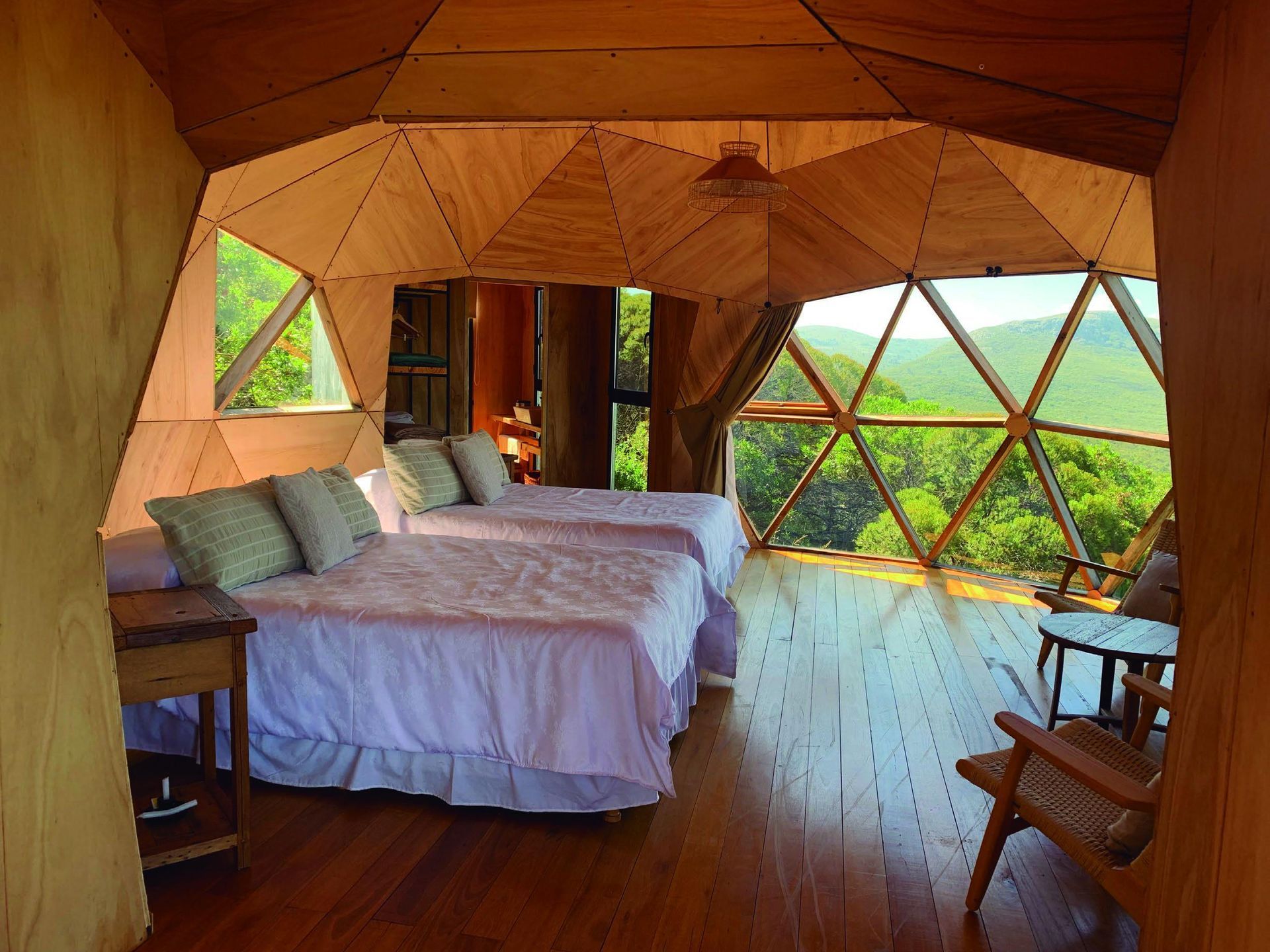 Una habitación con dos camas y una silla