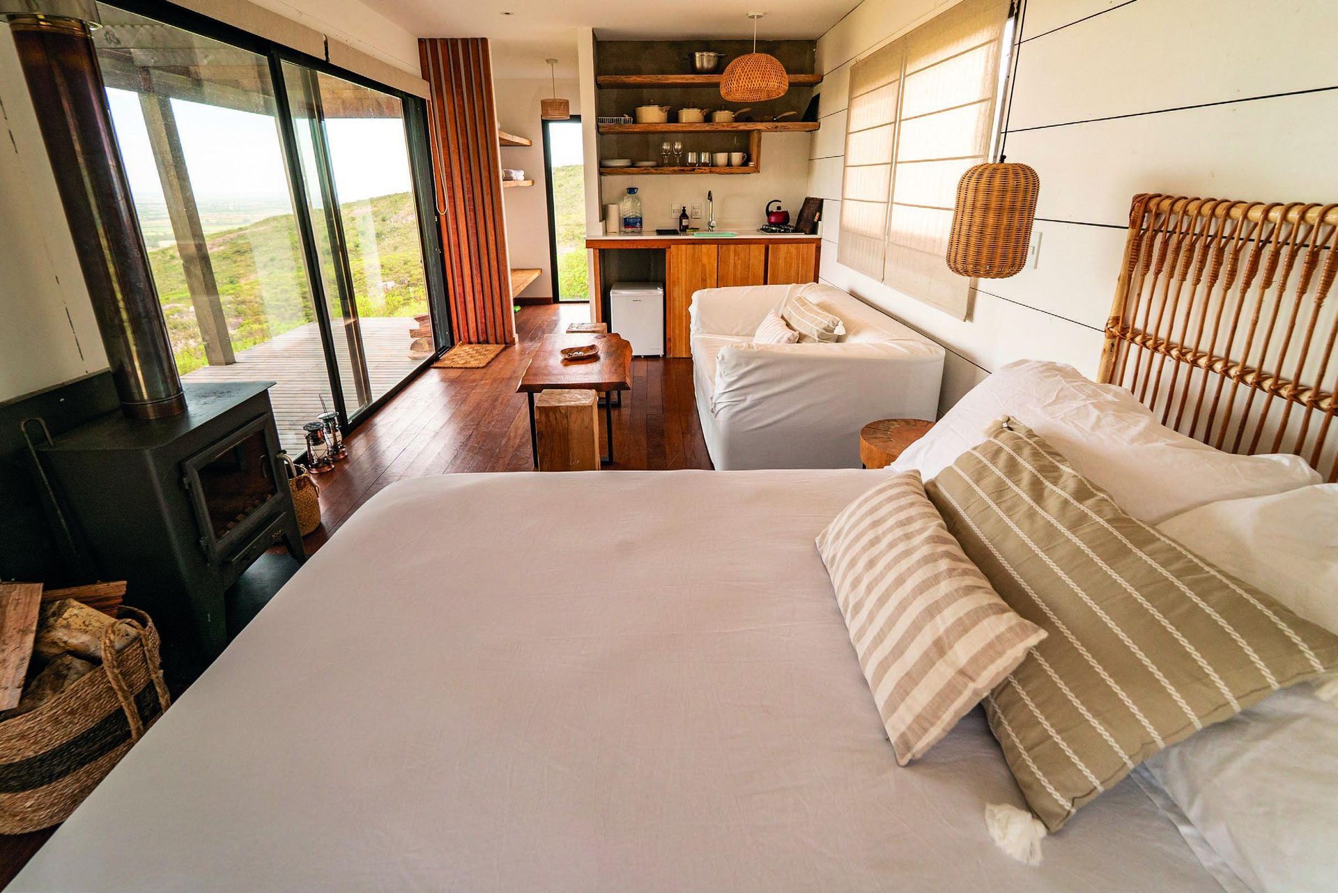 Hay una cama grande en el medio de la habitación.