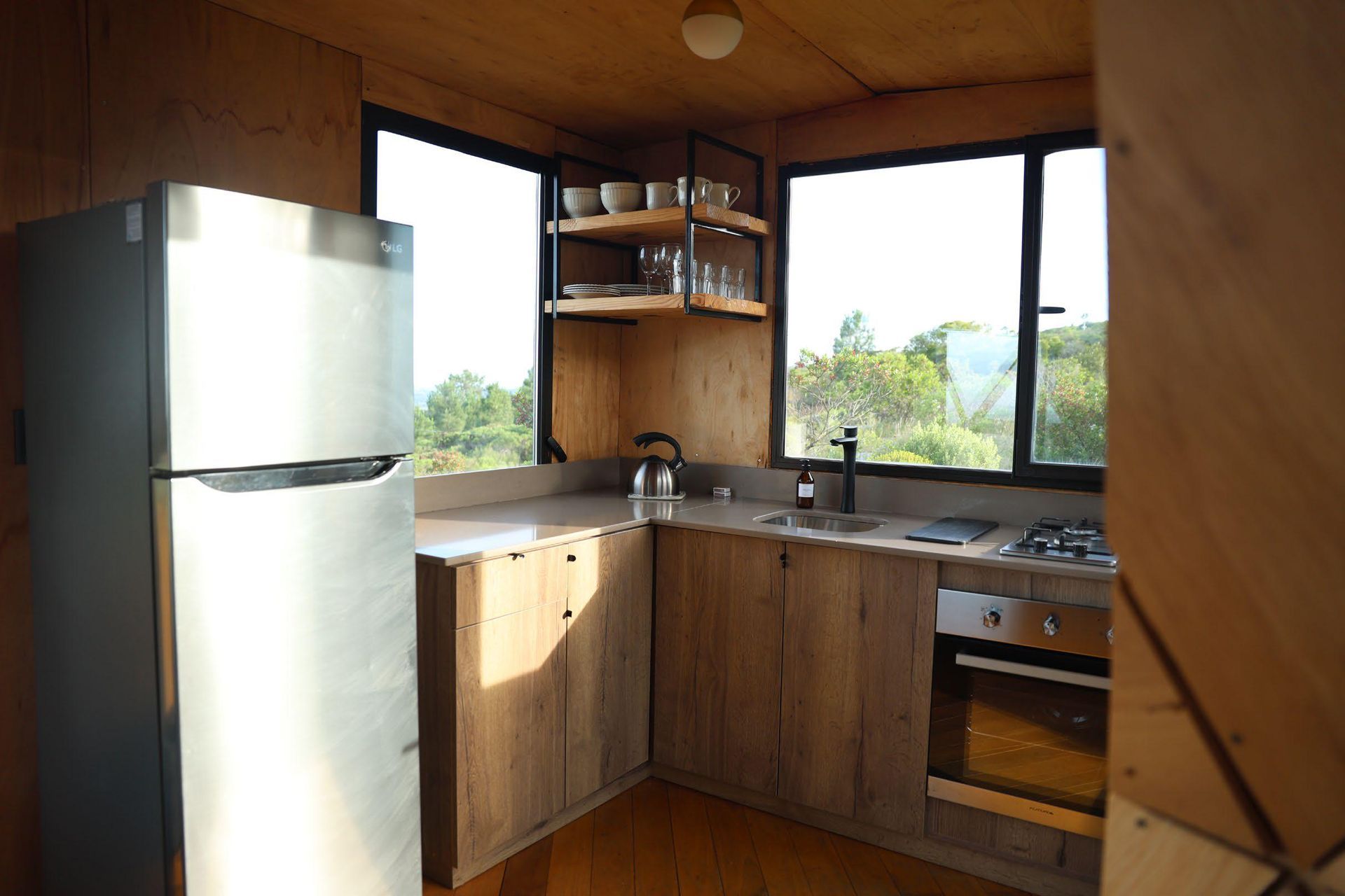 Una cocina con electrodomésticos de acero inoxidable y gabinetes de madera