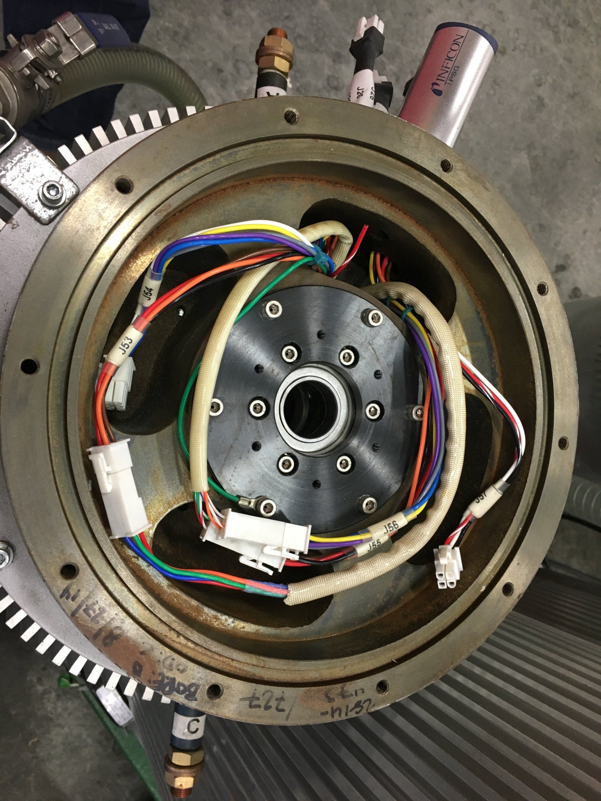 verschiedene Drähte von einem Energiespeicher