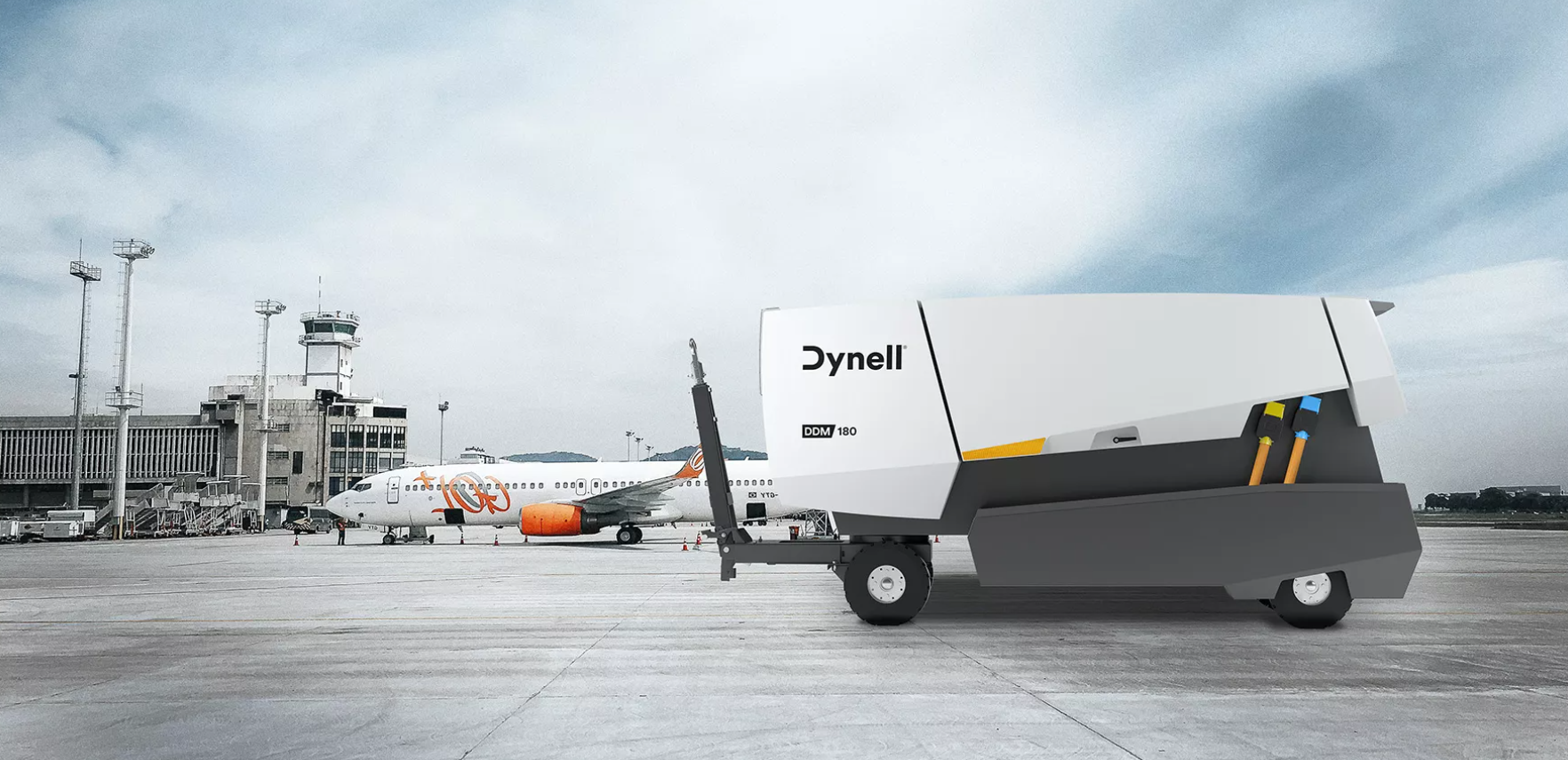 Auf einem Flughafen zieht ein LKW ein Flugzeug auf einem Anhänger.