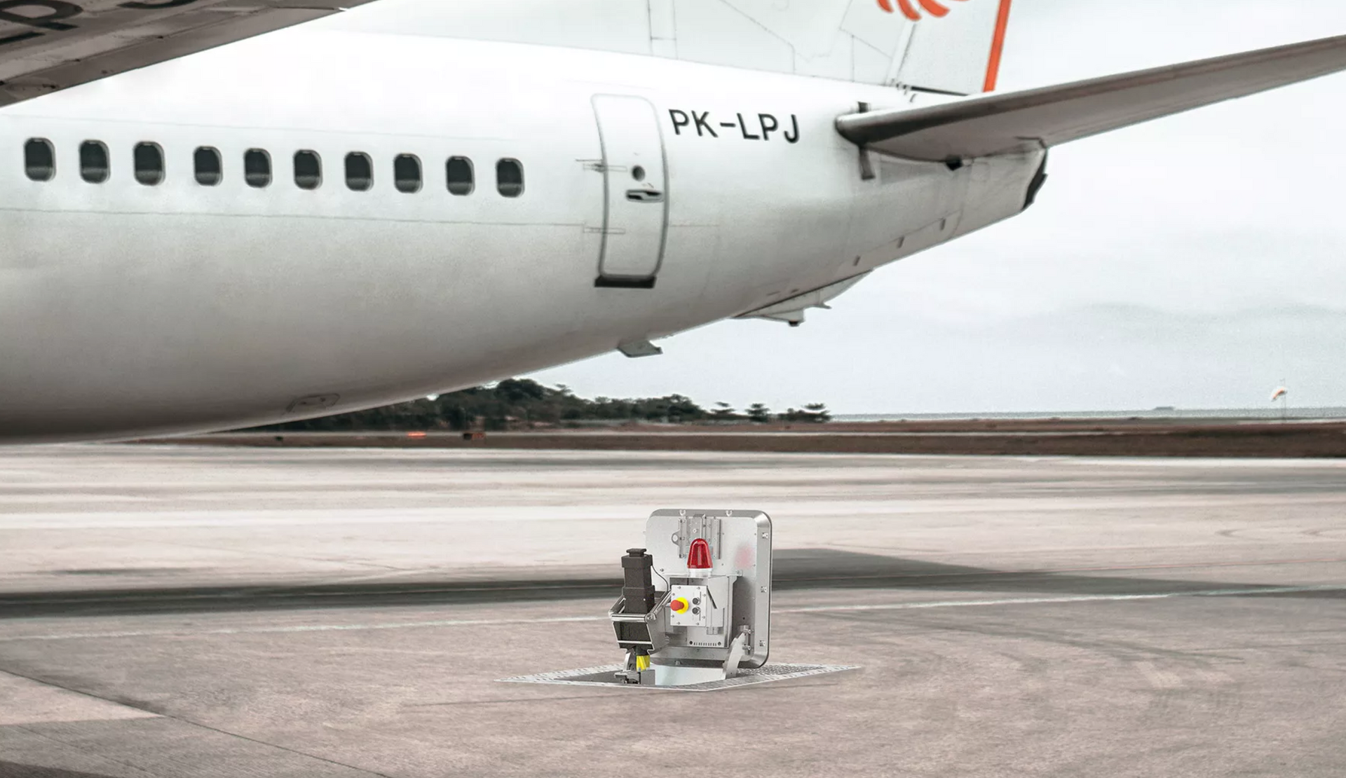 Auf der Landebahn eines Flughafens steht ein großes Passagierflugzeug.