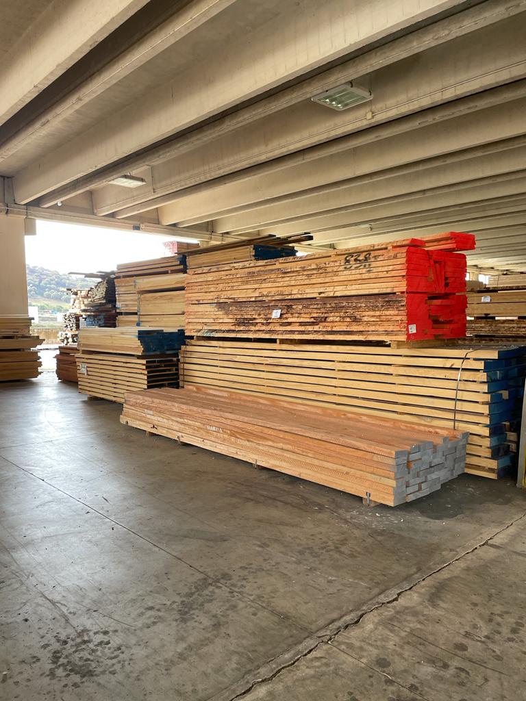 Assi di legno da costruzione