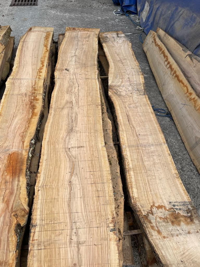 Assi di legno grezzo