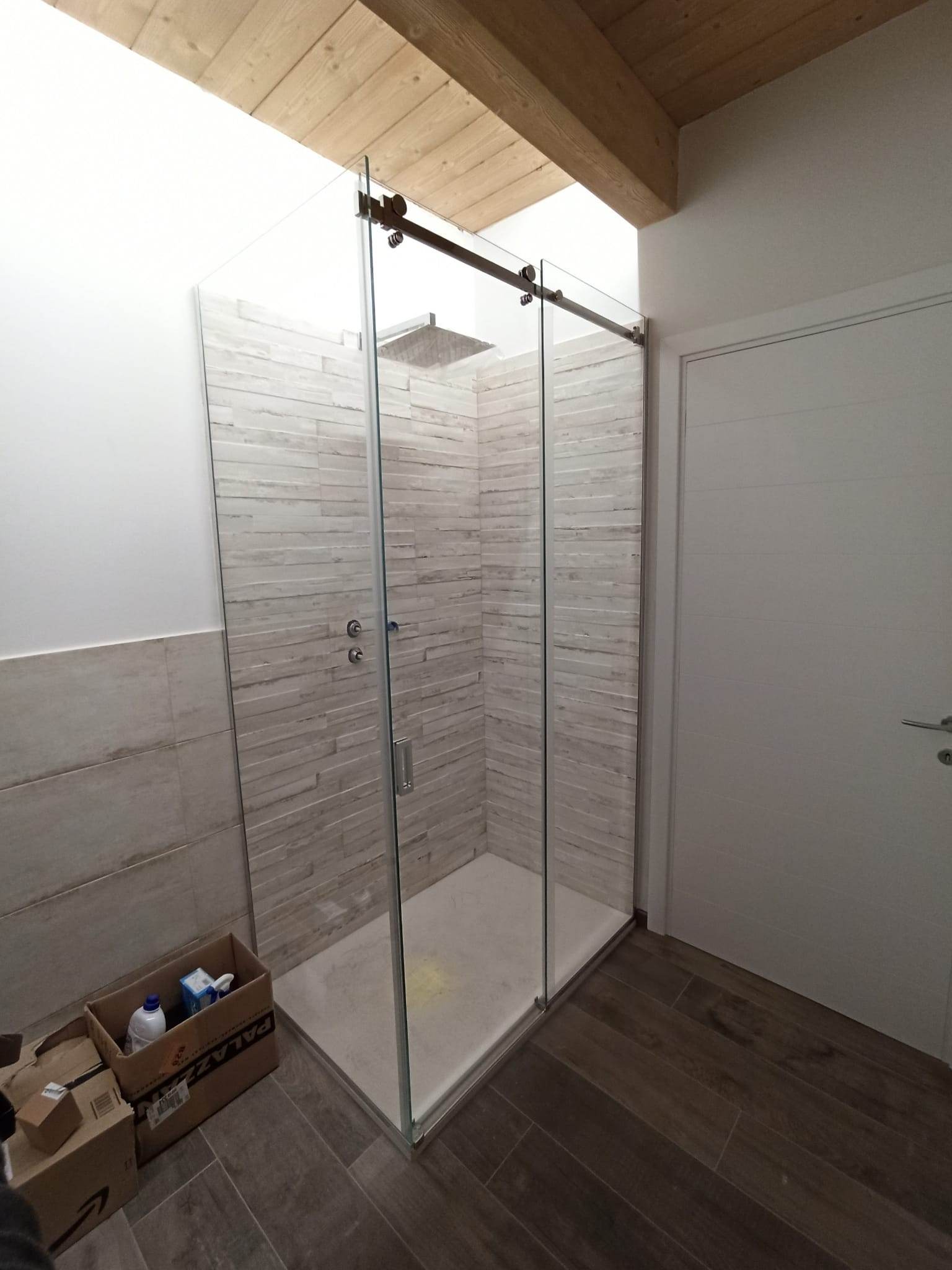 box doccia in vetro a Passo di Treia in provincia di Macerata