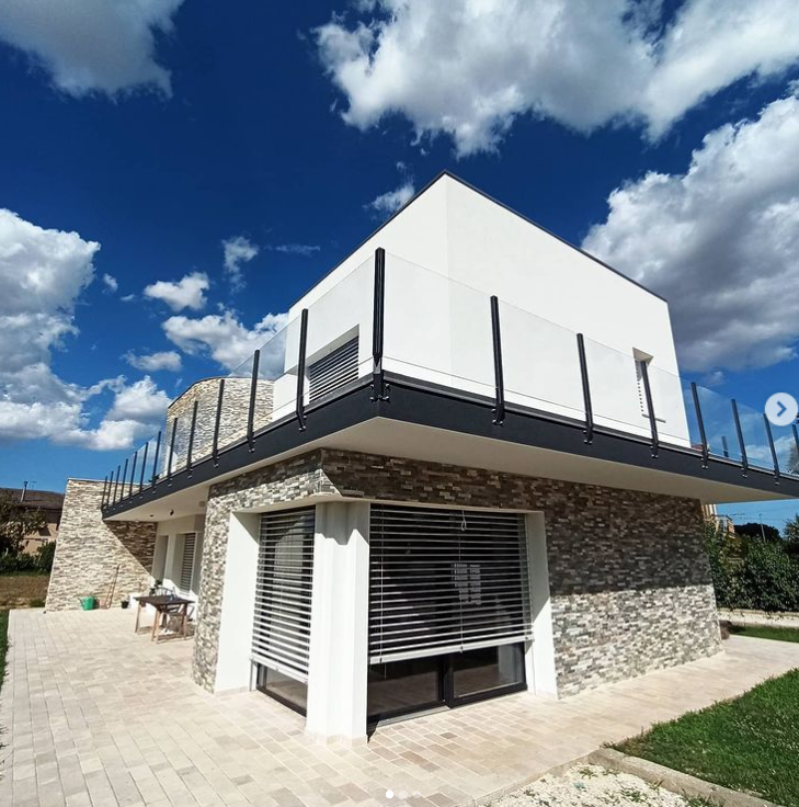 balaustra in vetro a Passo di Treia in provincia di Macerata