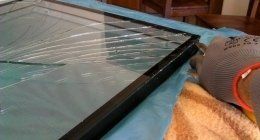 rimozione di vecchio vetro per l'installazione di vetro termico