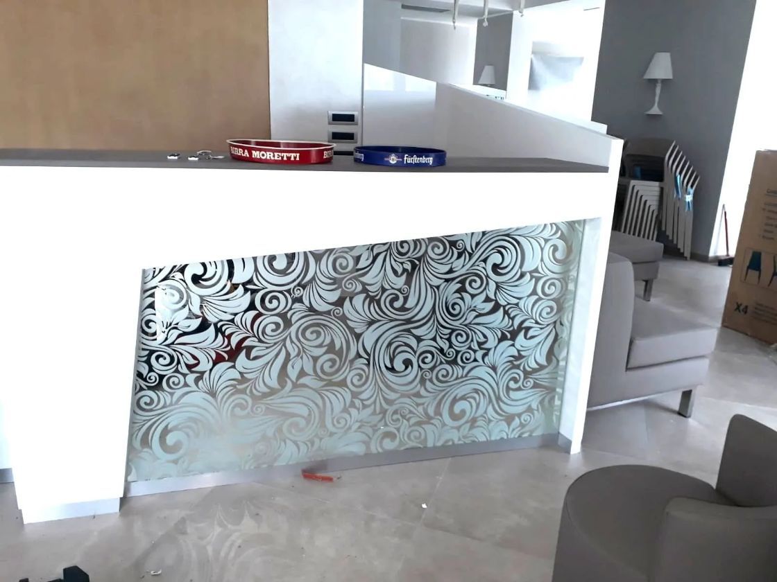 Porta decorata per interni a Passo di Treia in provincia di Macerata