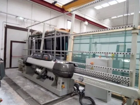 macchina per la lavorazione del vetro temperato