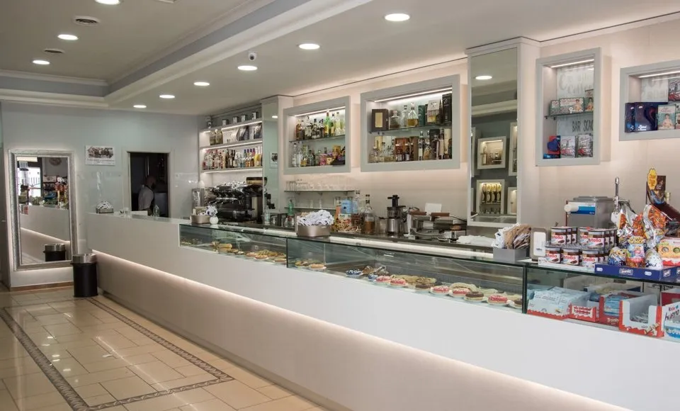 bancone in vetro per attività commerciale a Passo di Treia in provincia di Macerata