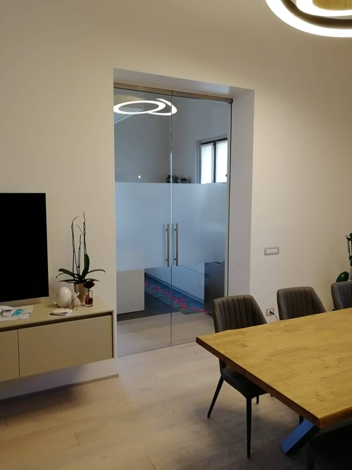 porta per interni in vetro artigianale decorato a Passo di Treia in provincia di Macerata