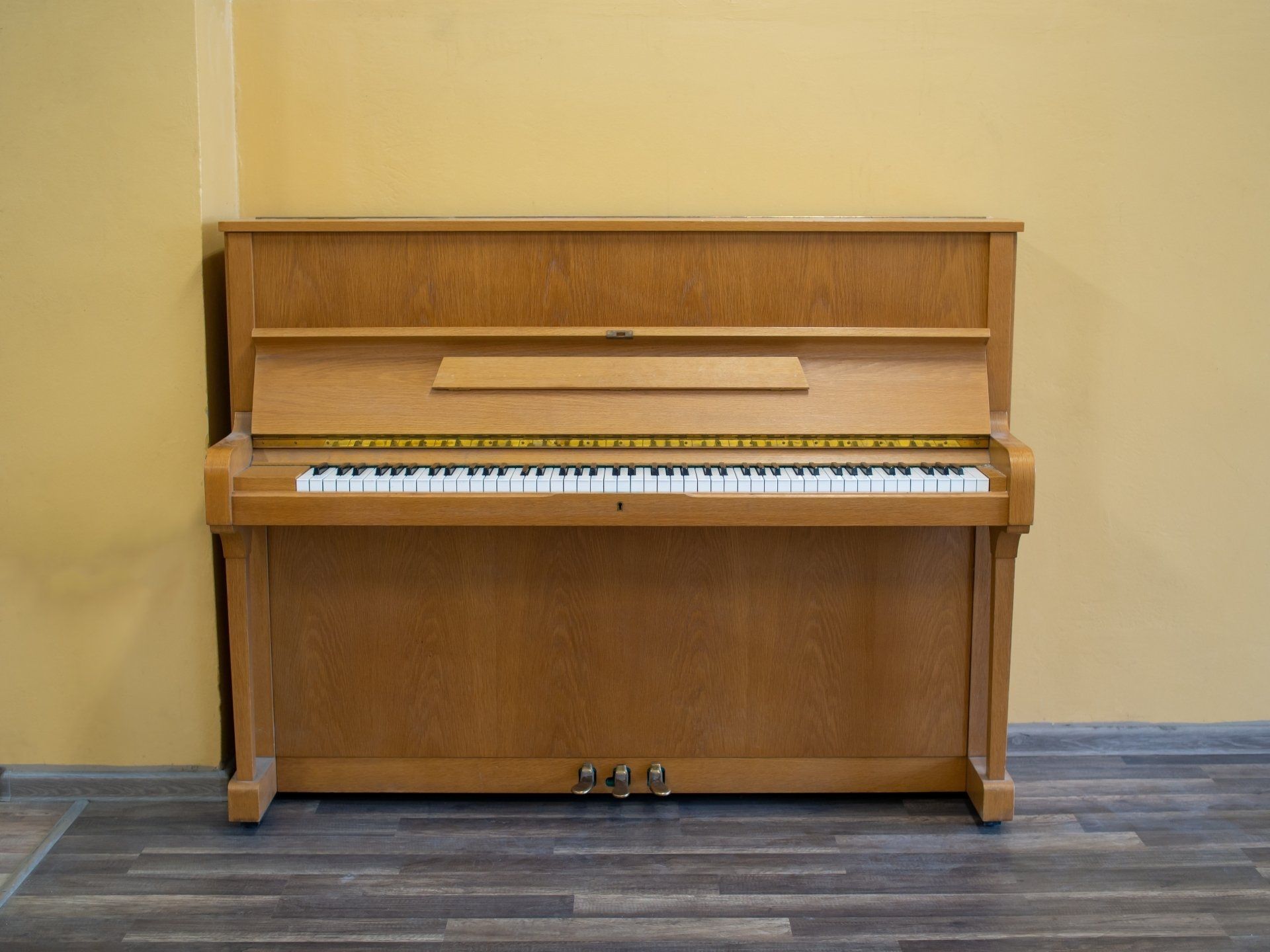 light brown wooden piano instrument