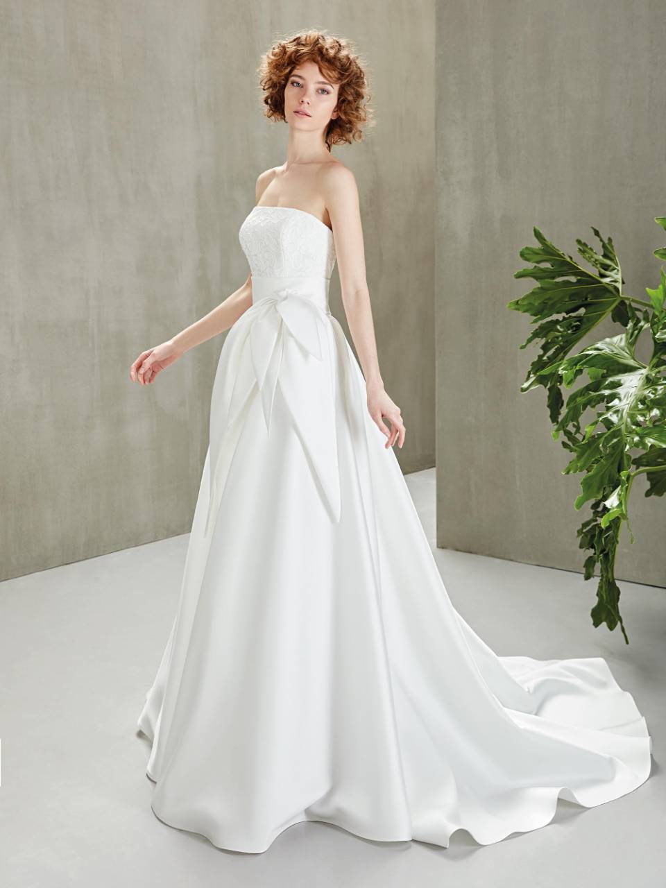 Abito da sposa con scollo all'americana