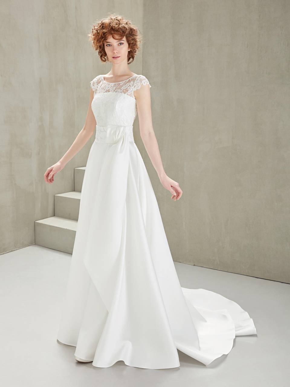 Abito da sposa con decorazione di pizzo