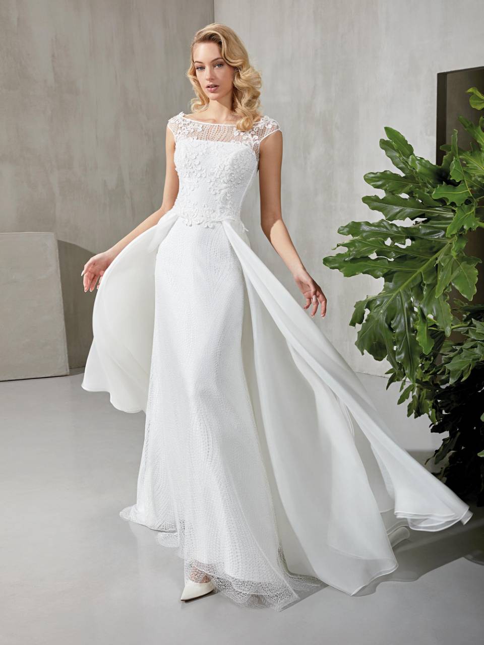 Abito da sposa con scollatura a barca