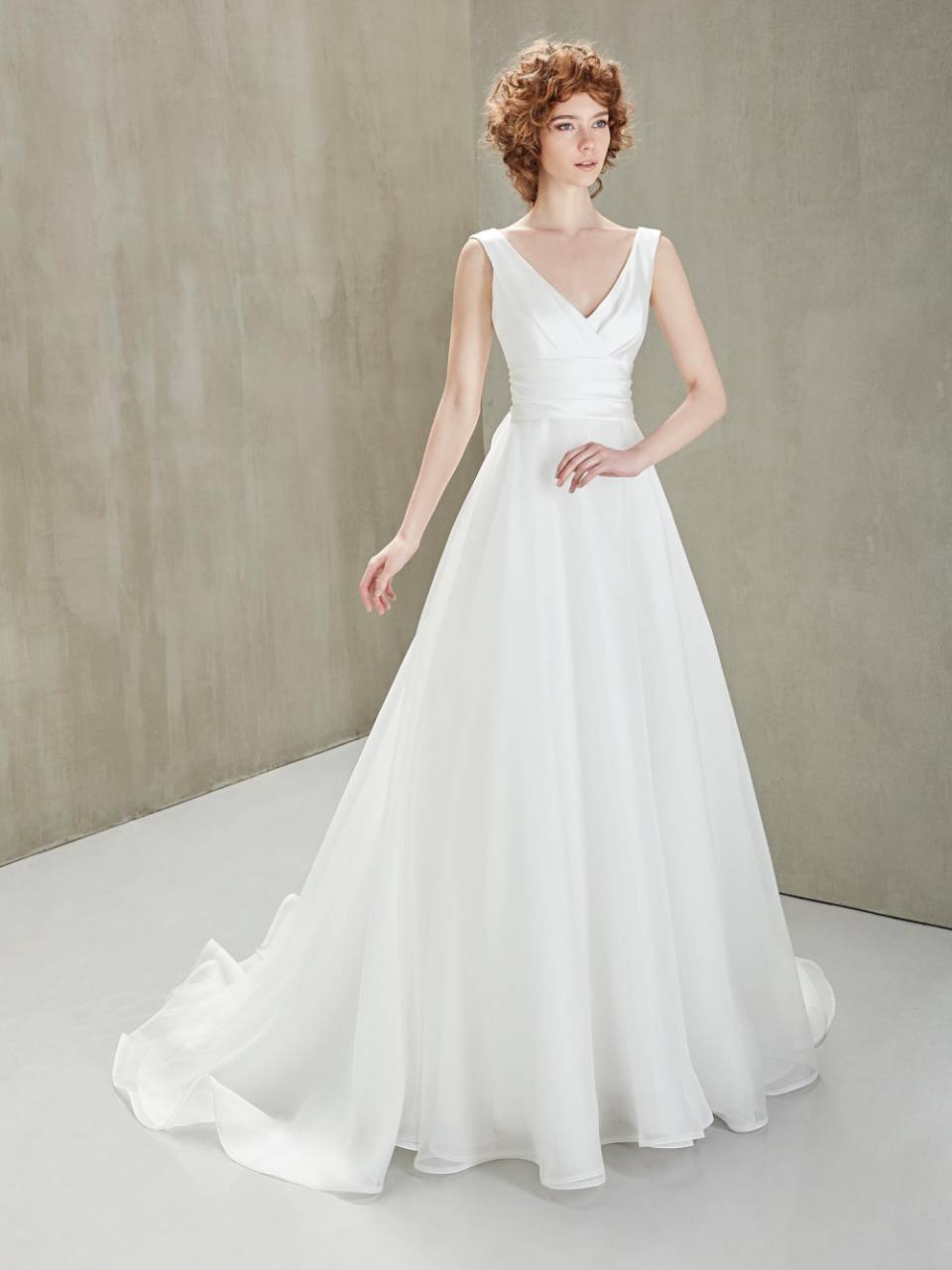 Abito da sposa con scollo profondo